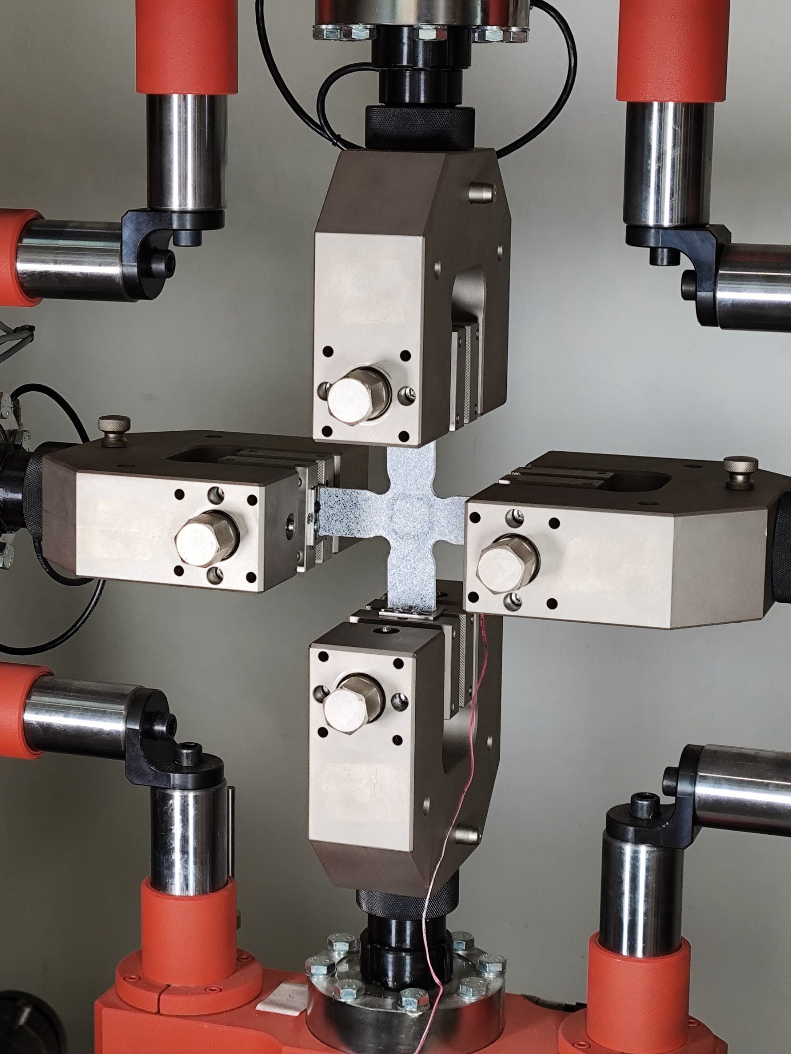 Biaxial fixture and cruciform specimen